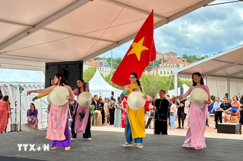 Ao Dai y el turismo vietnamita brillan en el Festival Consular de Lyon 2024
