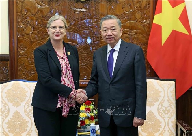 Presidente de Vietnam recibe a embajadora sueca con ocasión del fin de misión