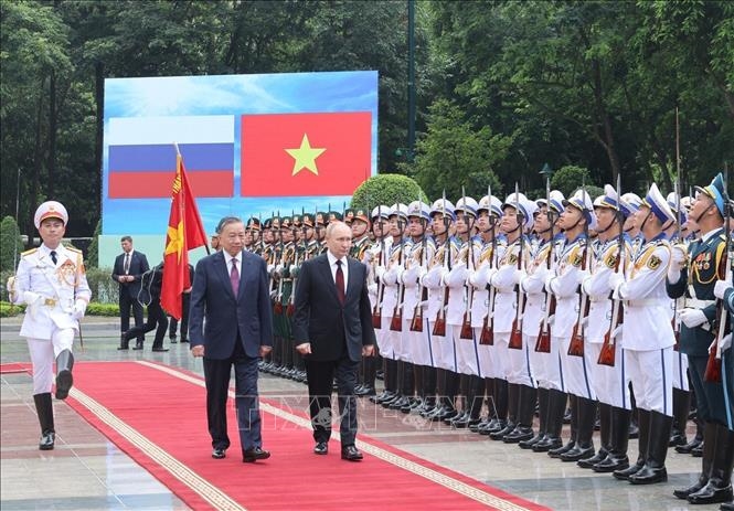 El Presidente de Vietnam recibe a Vladimir Putin con máximos protocolos de Estado