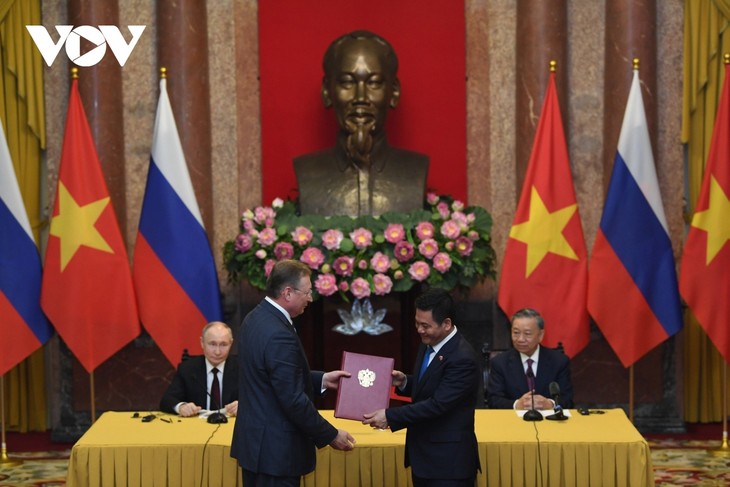 Vietnam y Rusia firman importantes documentos de cooperación