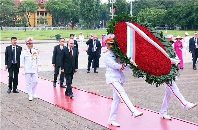 El presidente ruso Putin rinde homenaje al presidente Ho Chi Minh