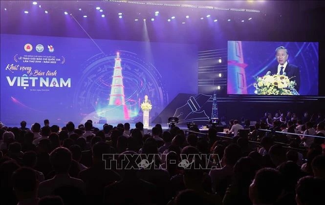 Presidente de Vietnam asiste al acto de entrega del XVIII Premio Nacional de la Prensa 2023