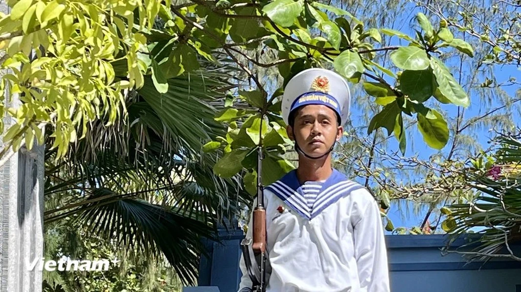 Belleza humilde de jóvenes soldados vietnamitas en el mar y las islas