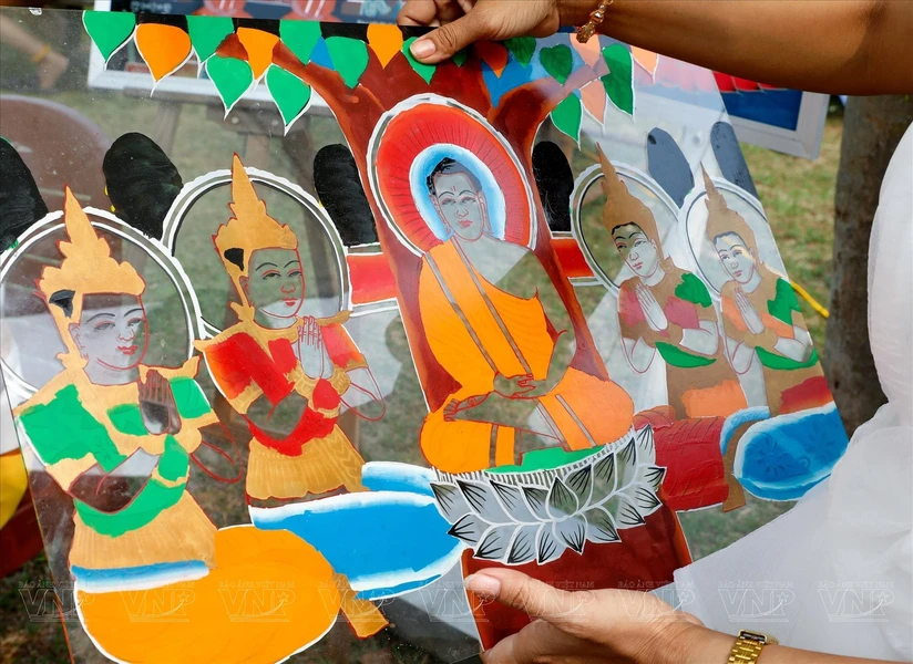 Pintura sobre vidrio, una artesanía singular de los khmeres