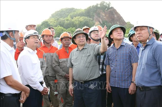 Premier de Vietnam averigua progreso de línea de eléctrica 500 kV