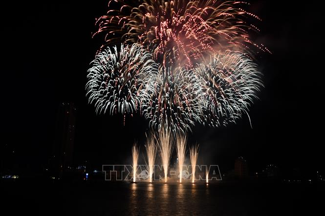 Fascinantes demostraciones de fuegos artificiales de Alemania y Polonia en Da Nang