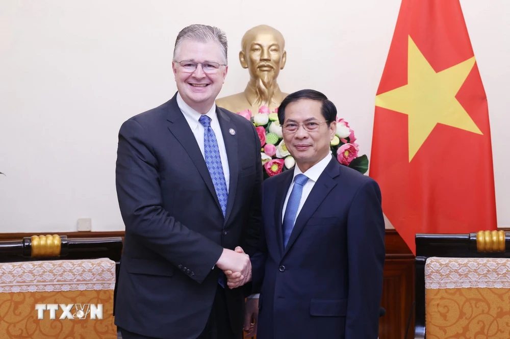 Canciller de Vietnam se reúne con asistente del secretario de Estado de Estados Unidos