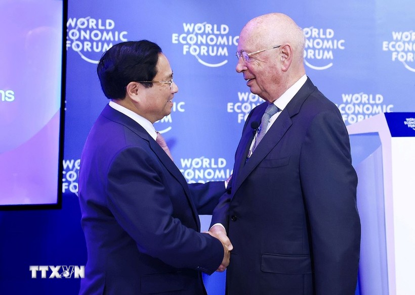 Primer Ministro de Vietnam dialoga con las principales corporaciones del FEM
