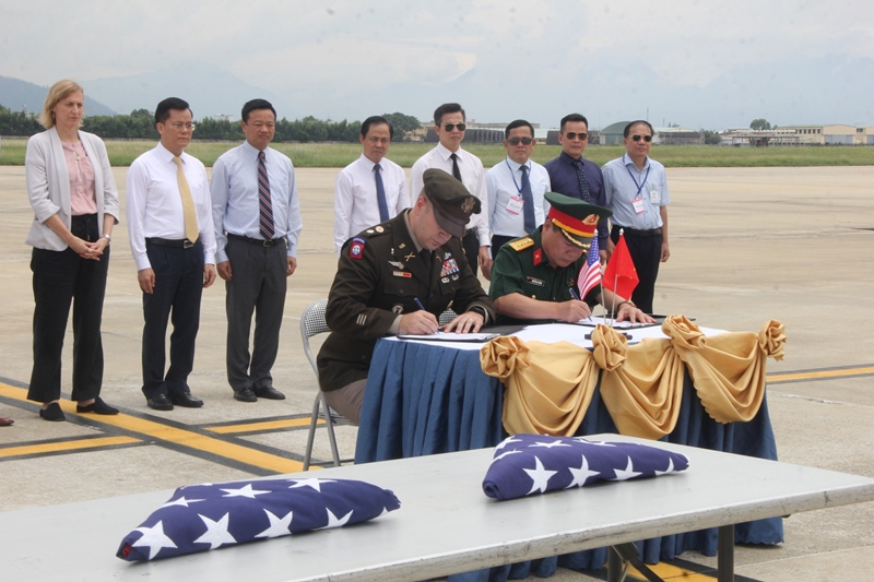 Ceremonia de repatriación de restos mortales de militares estadounidenses