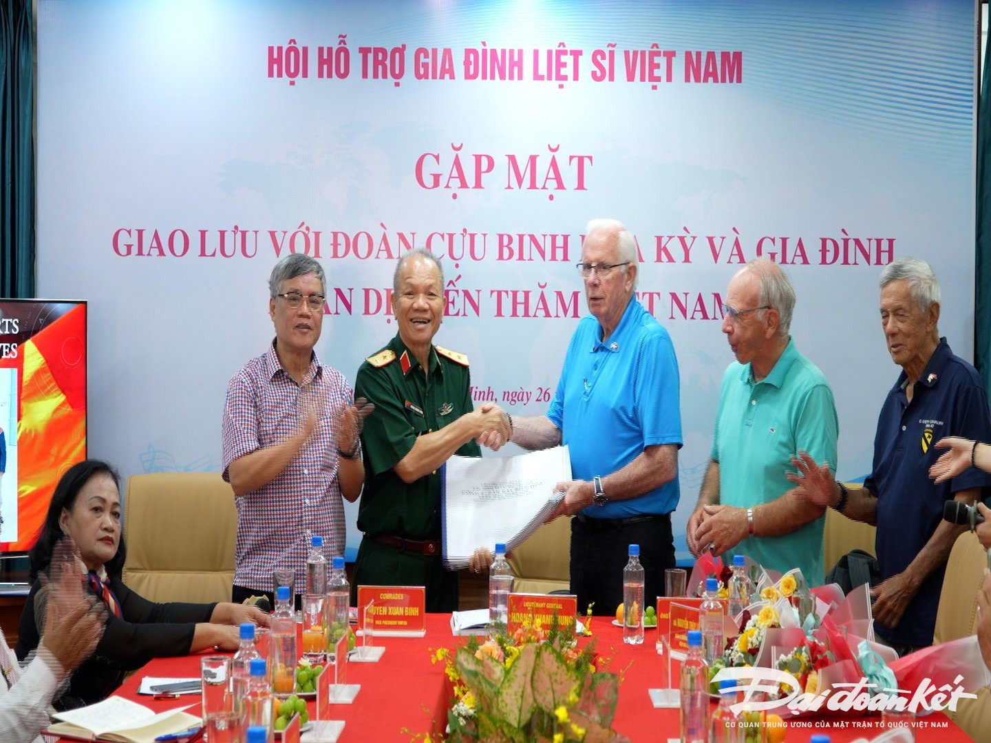 Veteranos de guerra estadounidenses comparten información sobre restos mortales de mártires vietnamitas
