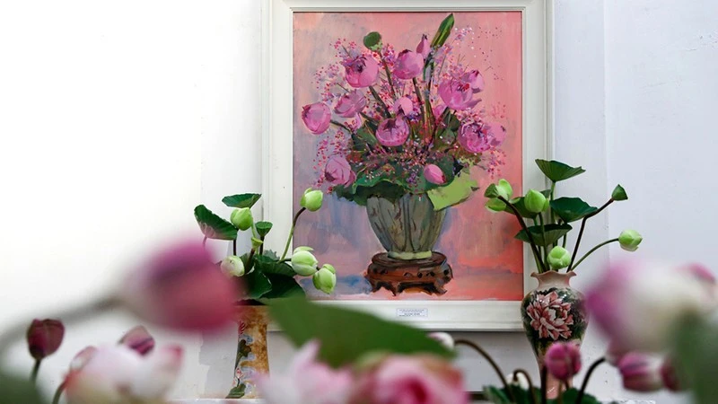 Efectúan en Hanoi exposición de pinturas de loto