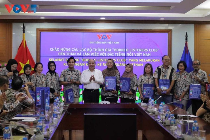 Dirigentes de VOV reciben a miembros del Club de oyentes de Borneo, Indonesia