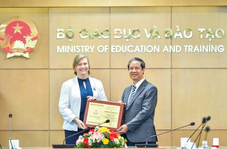 La representante de UNICEF en Vietnam recibe la medalla Por la causa de la educación