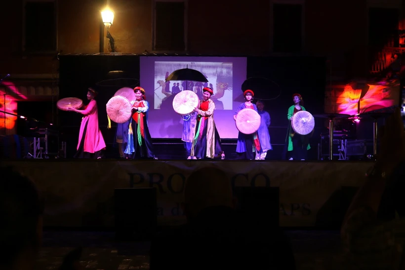 Vietnam deja una profunda impresión en el Festival de Cultura Étnica de Bagnara, Italia