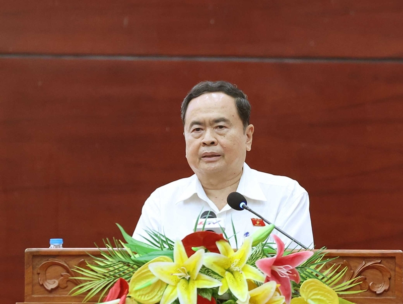 Presidente del Parlamento entrega obsequios a familias beneficiarias de políticas sociales en Hau Giang