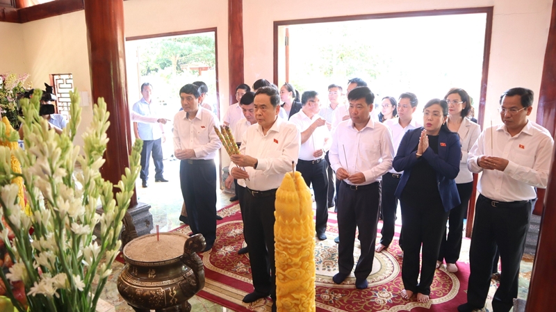 El Presidente del Parlamento visita Zona de Reliquias Nacionales Especiales Mando Regional de Ta Thiet