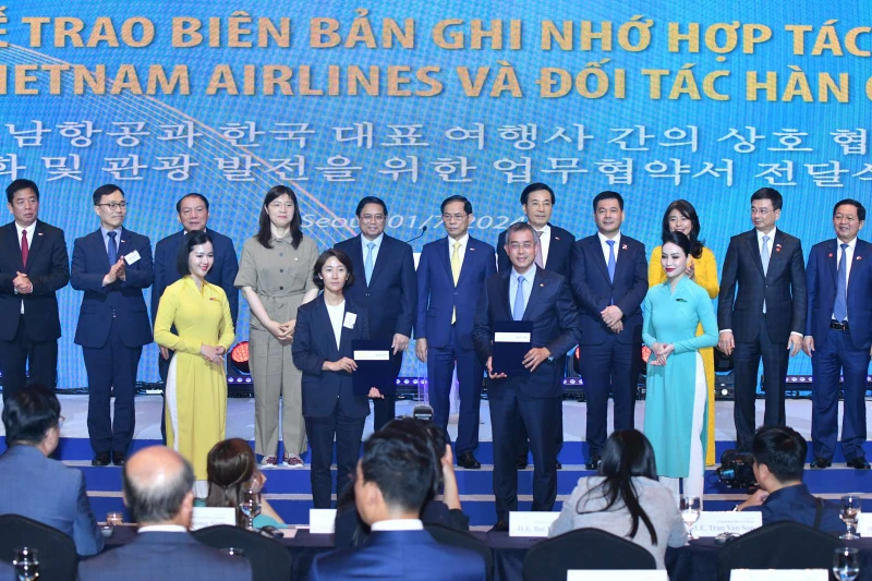Vietnam Airlines da la bienvenida al pasajero número 15 millones en la ruta Vietnam-Corea del Sur