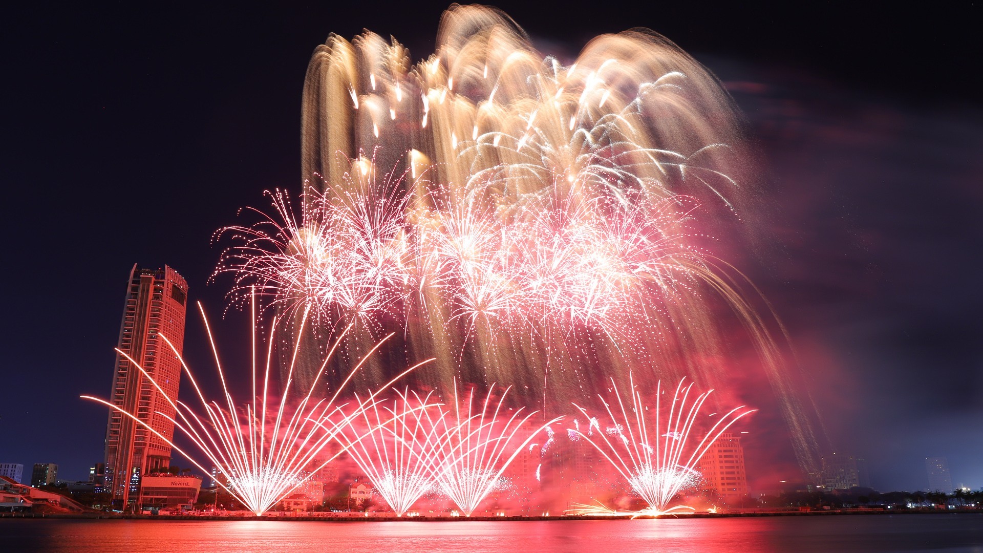 Fuegos artificiales recrean mundo de los cuentos de hadas en Da Nang