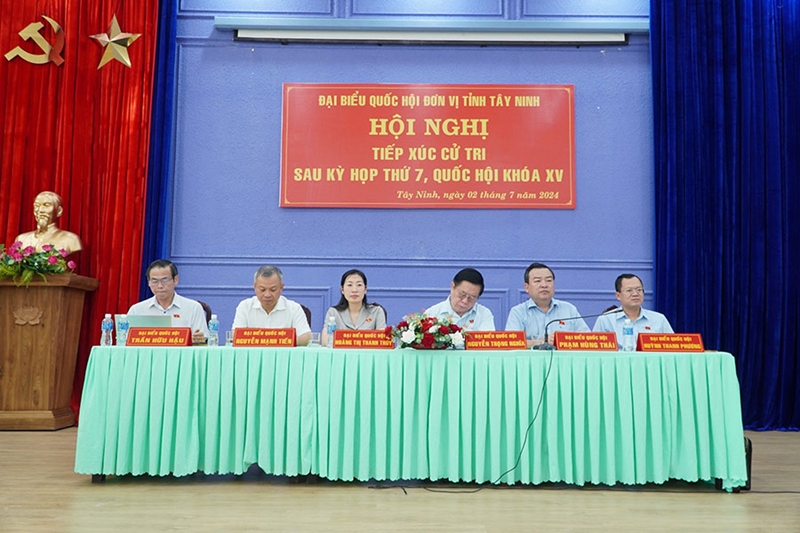 El líder del sector de la propaganda y la educación se reúne con votantes de Tay Ninh