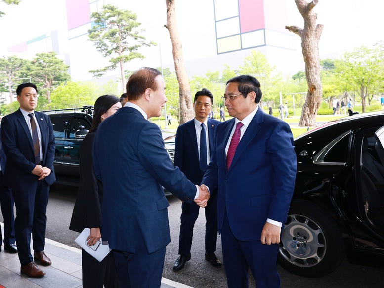 Premier vietnamita visita complejo de semiconductores de la Corporación Samsung Electronics
