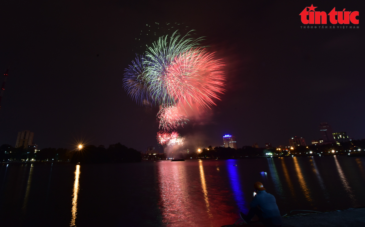 Hanói celebra el 70 º aniversario del Día de la Liberación con deslumbrantes fuegos artificiales
