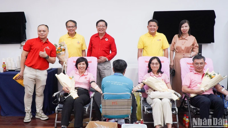 La comunidad tailandesa participa en la donación de sangre en Vietnam