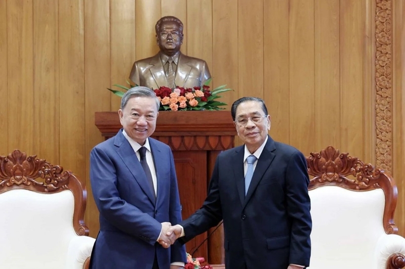 El presidente To Lam visita a ex altos dirigentes de Laos