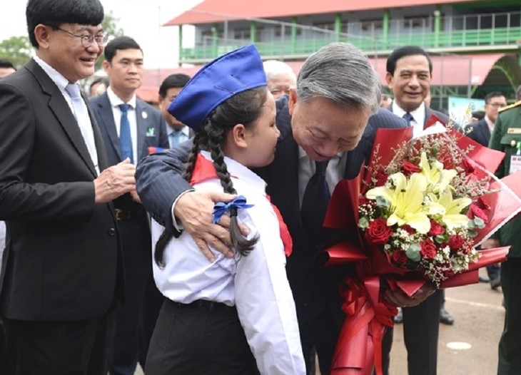 Presidente To Lam visita escuela bilingüe Nguyen Du, en Laos