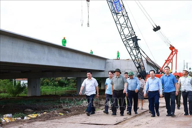 Primer Ministro verifica calidad de autopista Can Tho - Ca Mau