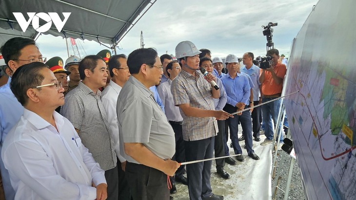 Primer Ministro verifica progreso y calidad de la autopista Chau Doc-Can Tho-Soc Trang