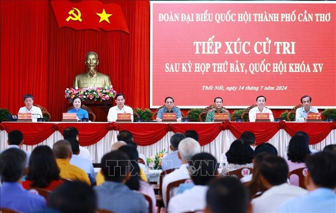 El primer ministro Pham Minh Chinh se reúne con votantes en Can Tho