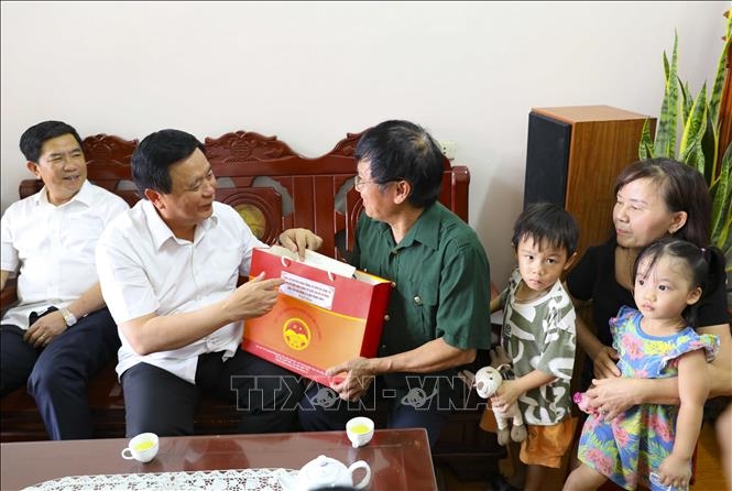 Dirigente partidista de Vietnam visita soldados de Dien Bien