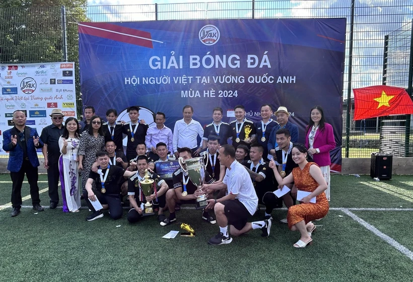 Vietnamitas de todo el Reino Unido participan en un torneo de fútbol comunitario