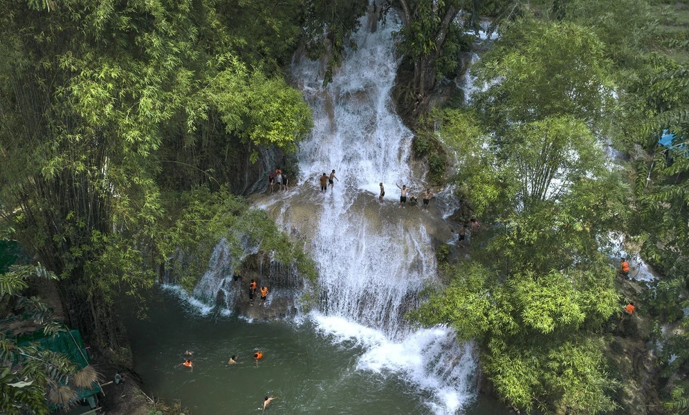 Belleza de la cascada de la Luna en Hoa Binh