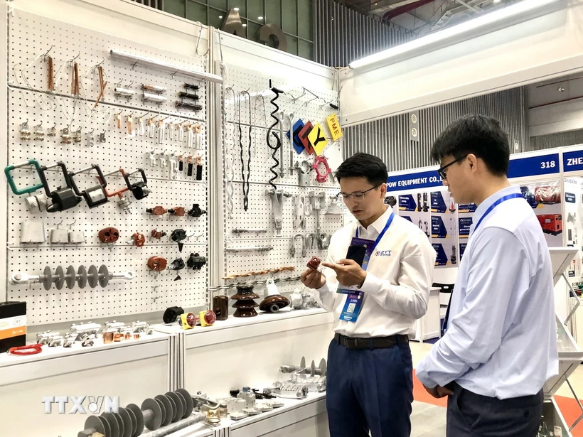 Inauguración de una exposición especializada en electricidad y energía