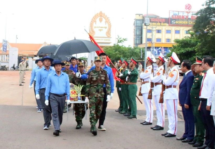 Entierran restos de 130 soldados voluntarios y expertos vietnamitas caídos en Camboya