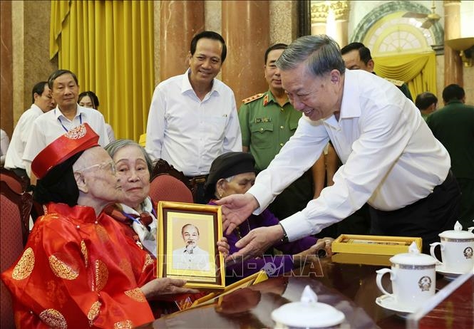 Presidente de Vietnam pide más atención a las personas con méritos revolucionarios
