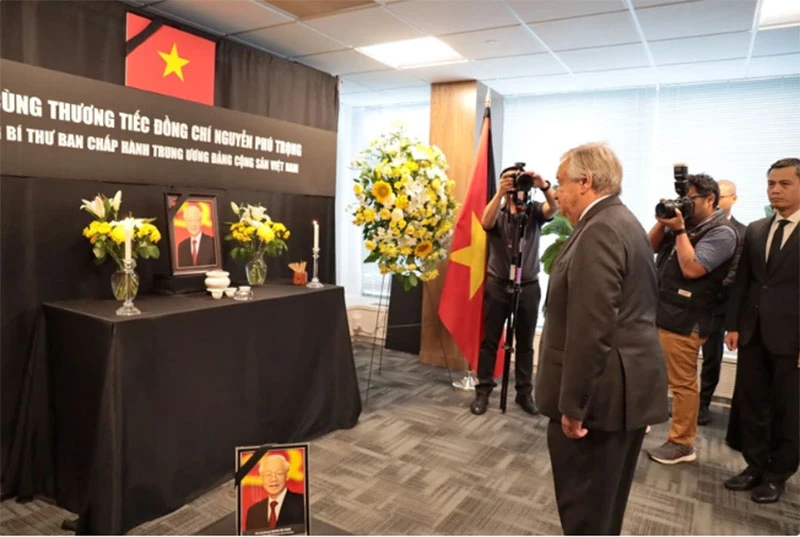 Dirigentes de ONU y diplomáticos extranjeros rinden homenaje al líder partidista vietnamita