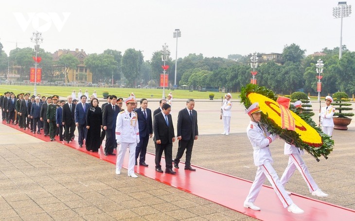 Líderes del PCV y del Estado rinden homenaje a mártires de guerra y al presidente Ho Chi Minh