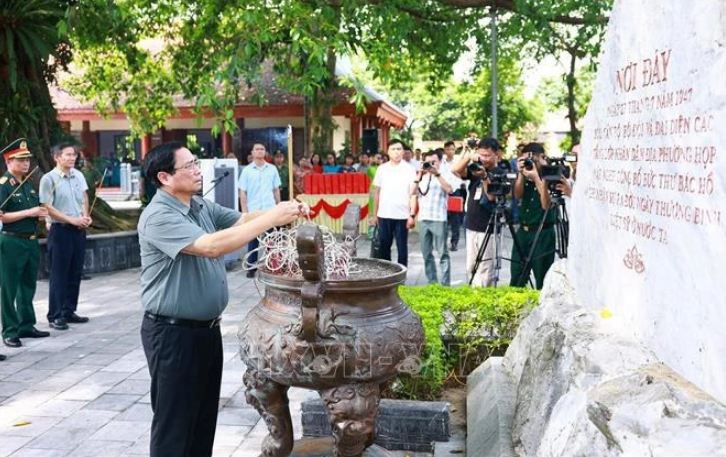 Primer ministro vietnamita ofrece inciensos en homenaje a héroes y mártires