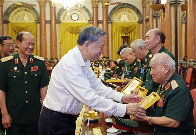 El Presidente de Vietnam alienta la tradición del Comité de Enlace de División 305
