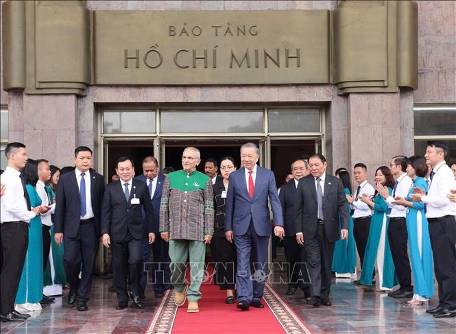 Dirigentes de Vietnam y Timor Leste visitan el Museo Ho Chi Minh