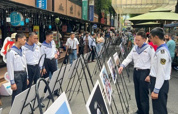 Exposición fotográfica sobre Truong Sa en Ciudad Ho Chi Minh
