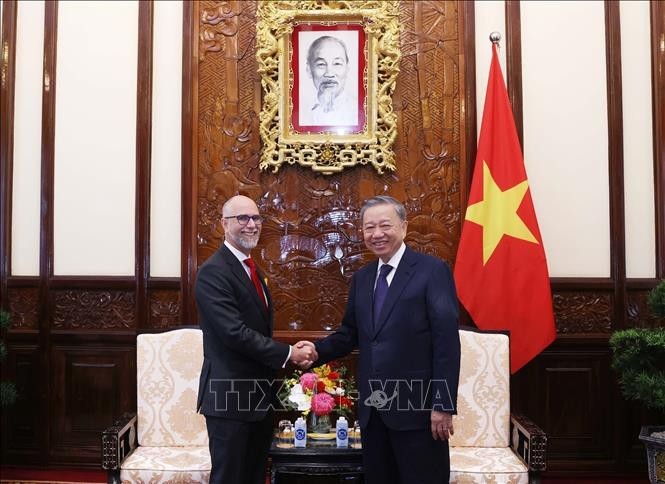 El presidente To Lam recibe a embajadores de Canadá y Corea del Sur