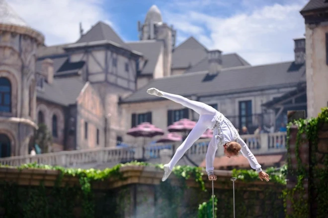 Espectáculo en zona turística vietnamita atrae a multitudes de visitantes