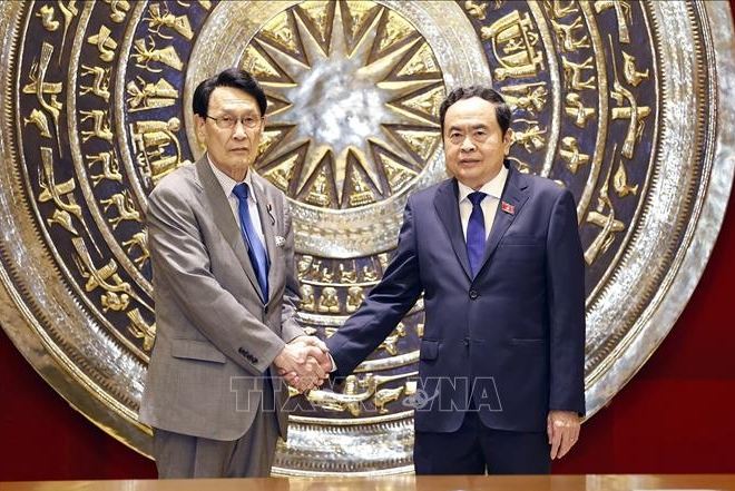 Titular parlamentario recibe a miembro de la Cámara de Representantes de Japón