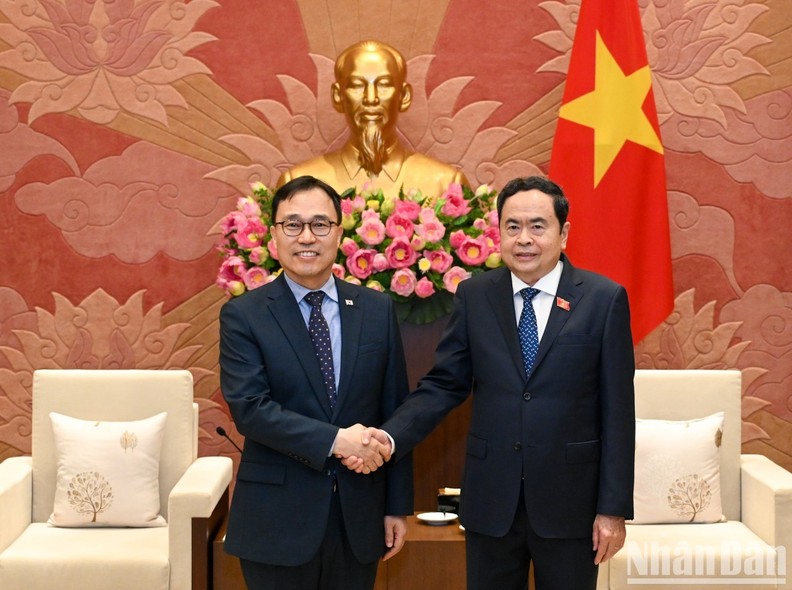 Líder del Legislativo de Vietnam recibe al Embajador surcoreano