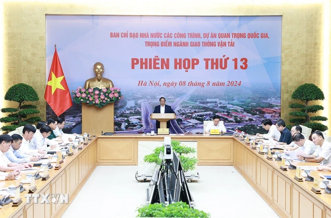 Premier vietnamita insta a impulsar proyectos de infraestructura en saludo a grandes efemérides de Vietnam