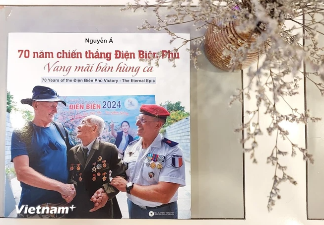 Libro de fotografías bilingüe recrea el desfile conmemorativo de la Victoria de Dien Bien Phu