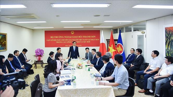 El ministro de Asuntos Exteriores se reúne con intelectuales vietnamitas en Japón